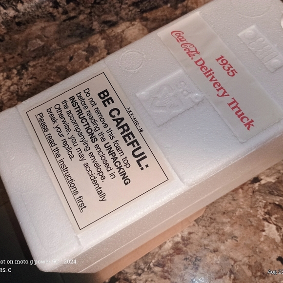 Rare collector's item Coca-Cola diecast metal vehicle replica of a 1935 Coke.New - Picture 9 of 11